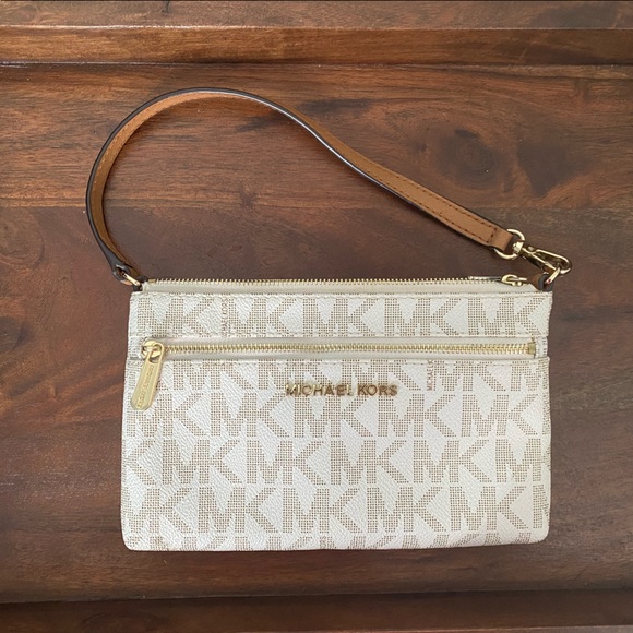 Closet Closing Sunday!! Taking Offers! MICHAEL KORS & CALVIN KLEIN Purses - Picture 6 of 13